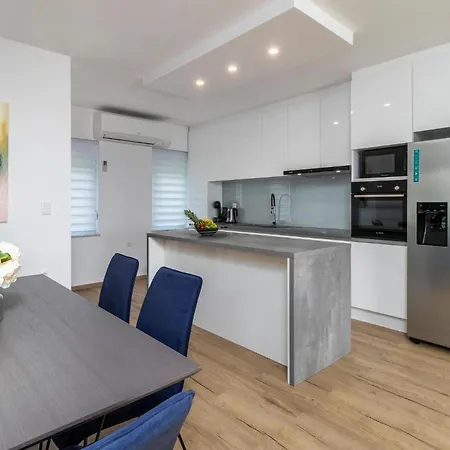 Beautiful In Pobri With Kitchen Apartment